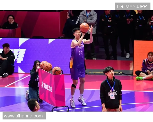 足球队员在CBA看球视频:两项运动迷的共鸣时刻 足球队员在CBA看球视频:两项运动迷的共鸣时刻